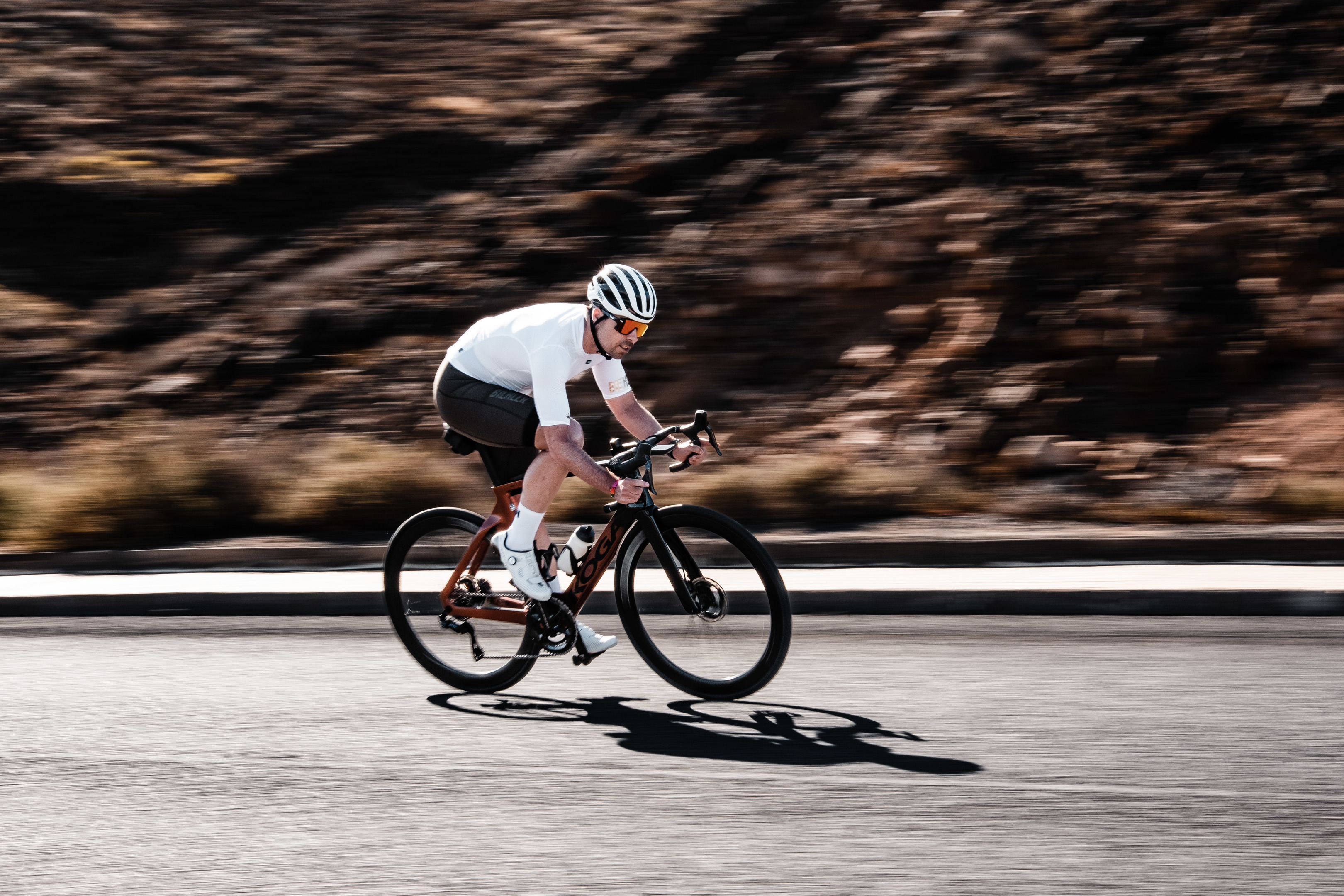De snelheid van de baan naar de weg