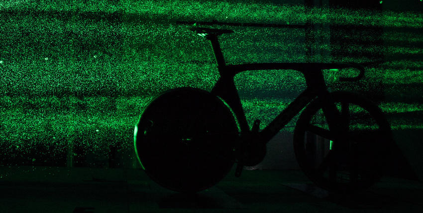 De TU Delft beschikt over een windtunnelcomplex waar de nieuwe KOGA baanfiets werd blootgesteld aan pure aerodynamica. Met behulp van slimme technologie wordt er op de kleinste details gelet.